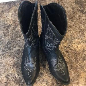 Black cowgirl boots!